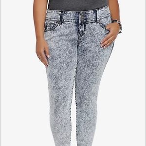 ⚫️ Black Friday Sale⚫️ TORRID ACID WASH STRETCH JEANS